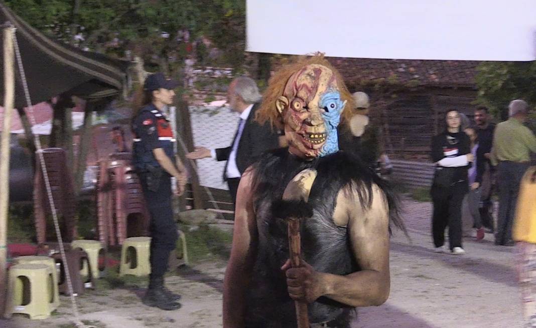 Bursa'da 200 yıllık bayram geleneği; 'Deliler' birliği anıldı 4